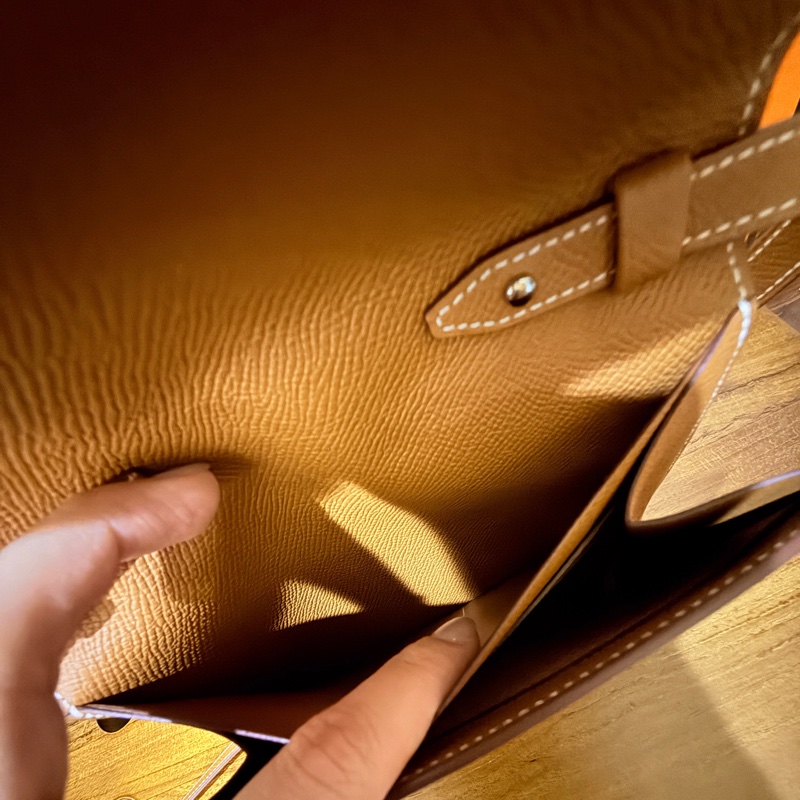 未使用99新✨好用有高質感的HERMES 愛馬仕最美金棕色 斜背包 woc 最耐用的Epsom牛皮 Clic 16 顯年輕銀扣-19