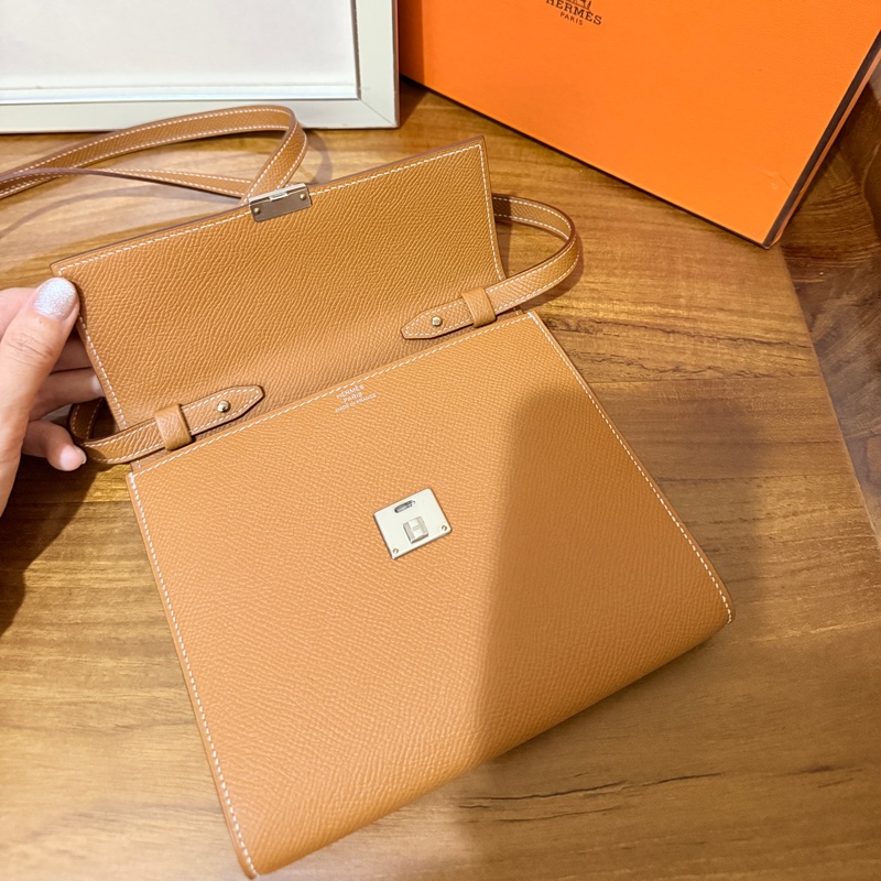 未使用99新✨好用有高質感的HERMES 愛馬仕最美金棕色 斜背包 woc 最耐用的Epsom牛皮 Clic 16 顯年輕銀扣-25