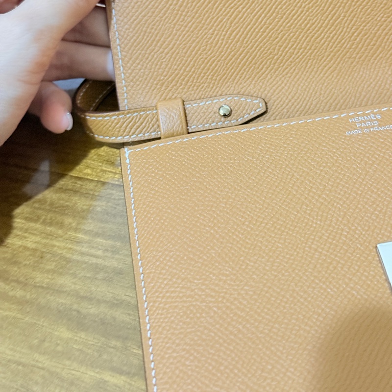 未使用99新✨好用有高質感的HERMES 愛馬仕最美金棕色 斜背包 woc 最耐用的Epsom牛皮 Clic 16 顯年輕銀扣-27