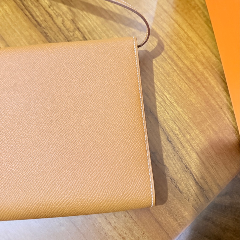 未使用99新✨好用有高質感的HERMES 愛馬仕最美金棕色 斜背包 woc 最耐用的Epsom牛皮 Clic 16 顯年輕銀扣-36