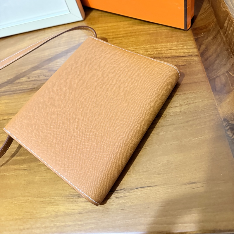 未使用99新✨好用有高質感的HERMES 愛馬仕最美金棕色 斜背包 woc 最耐用的Epsom牛皮 Clic 16 顯年輕銀扣-38