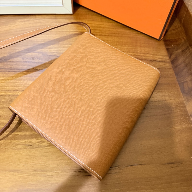 未使用99新✨好用有高質感的HERMES 愛馬仕最美金棕色 斜背包 woc 最耐用的Epsom牛皮 Clic 16 顯年輕銀扣-41