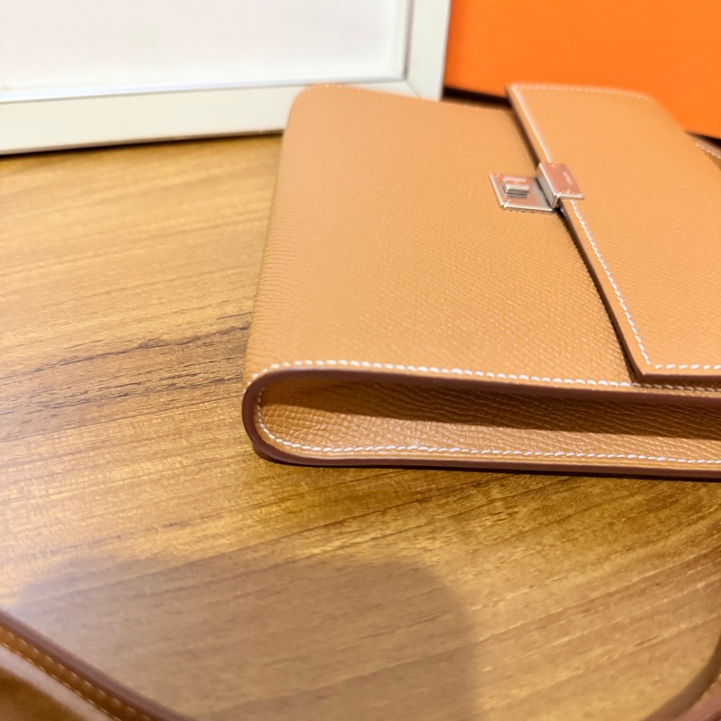 未使用99新✨好用有高質感的HERMES 愛馬仕最美金棕色 斜背包 woc 最耐用的Epsom牛皮 Clic 16 顯年輕銀扣-42