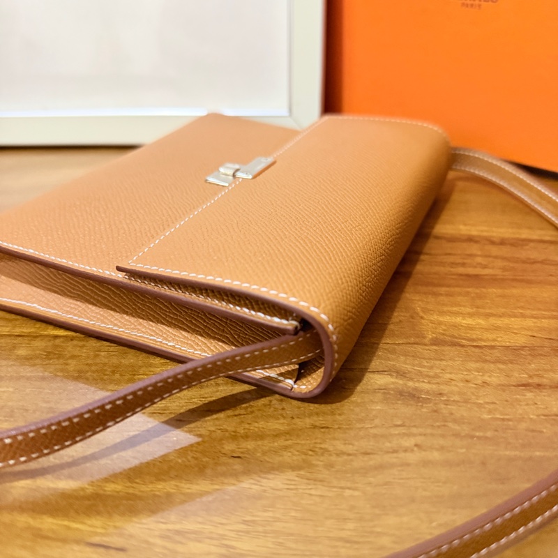 未使用99新✨好用有高質感的HERMES 愛馬仕最美金棕色 斜背包 woc 最耐用的Epsom牛皮 Clic 16 顯年輕銀扣-43