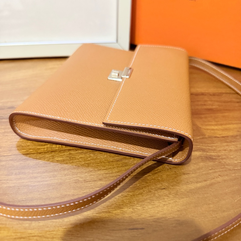 未使用99新✨好用有高質感的HERMES 愛馬仕最美金棕色 斜背包 woc 最耐用的Epsom牛皮 Clic 16 顯年輕銀扣-44