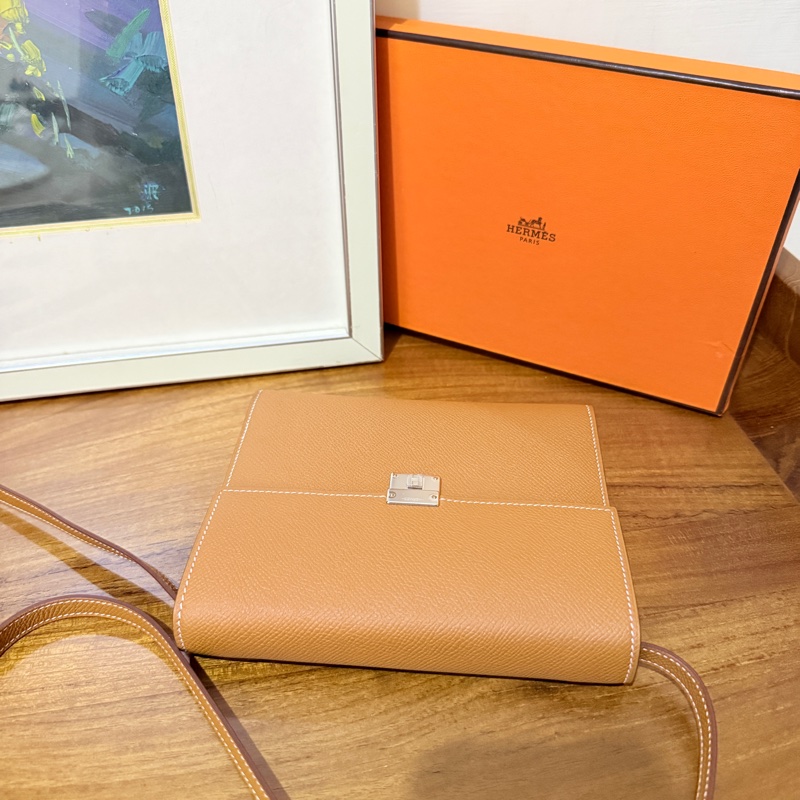 未使用99新✨好用有高質感的HERMES 愛馬仕最美金棕色 斜背包 woc 最耐用的Epsom牛皮 Clic 16 顯年輕銀扣-45