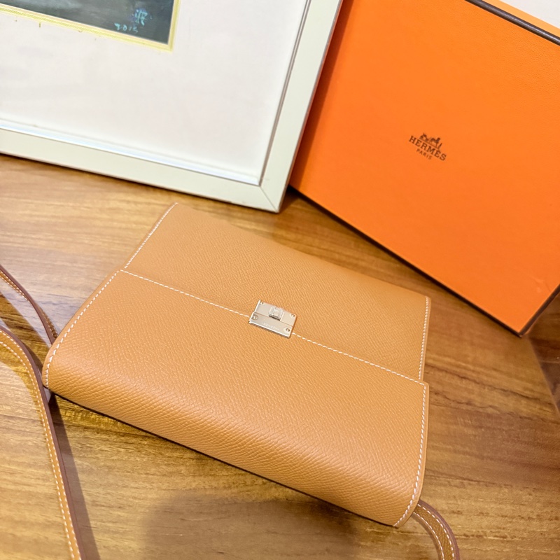 未使用99新✨好用有高質感的HERMES 愛馬仕最美金棕色 斜背包 woc 最耐用的Epsom牛皮 Clic 16 顯年輕銀扣-47