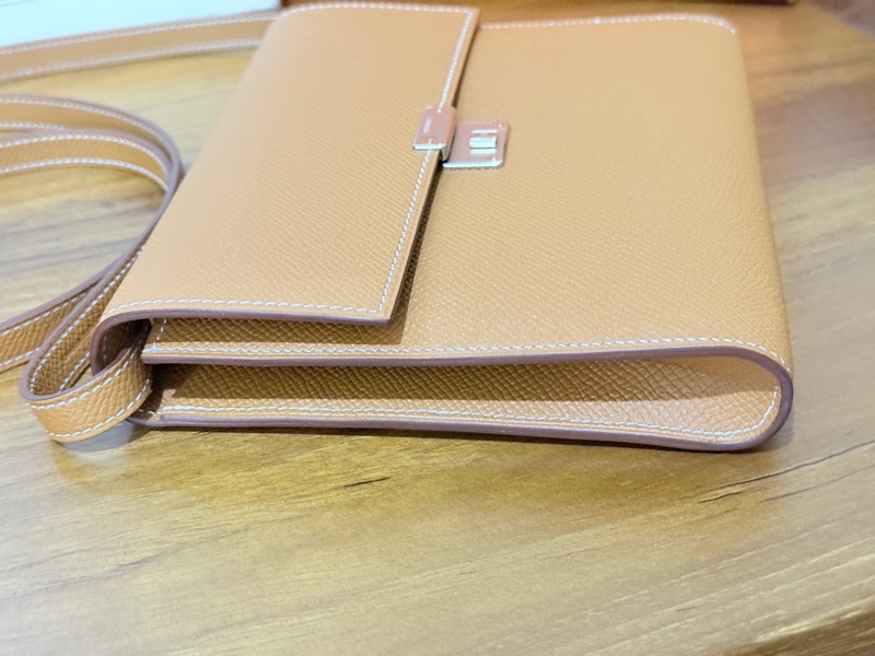 未使用99新✨好用有高質感的HERMES 愛馬仕最美金棕色 斜背包 woc 最耐用的Epsom牛皮 Clic 16 顯年輕銀扣-50