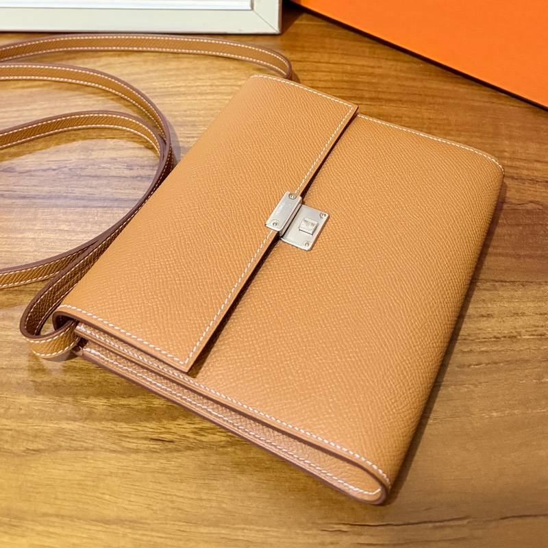 未使用99新✨好用有高質感的HERMES 愛馬仕最美金棕色 斜背包 woc 最耐用的Epsom牛皮 Clic 16 顯年輕銀扣-52
