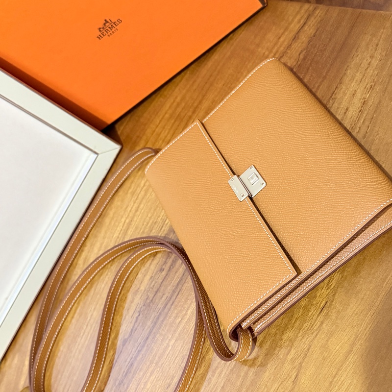 未使用99新✨好用有高質感的HERMES 愛馬仕最美金棕色 斜背包 woc 最耐用的Epsom牛皮 Clic 16 顯年輕銀扣-53