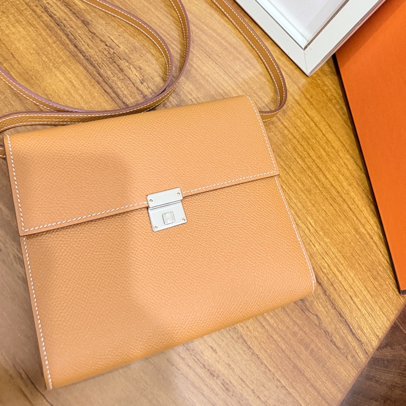 未使用99新✨好用有高質感的HERMES 愛馬仕最美金棕色 斜背包 woc 最耐用的Epsom牛皮 Clic 16 顯年輕銀扣-54