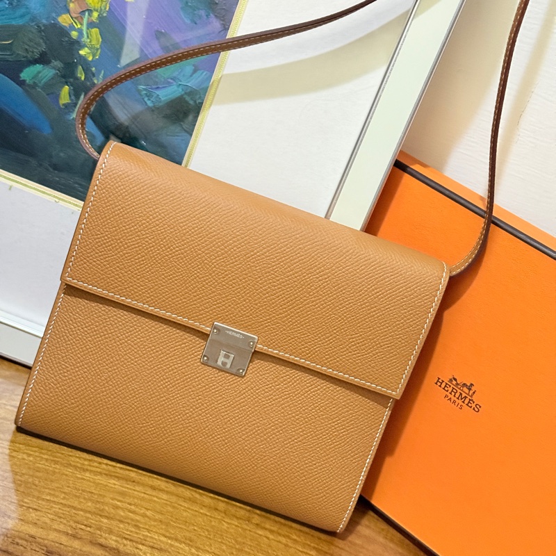 未使用99新✨好用有高質感的HERMES 愛馬仕最美金棕色 斜背包 woc 最耐用的Epsom牛皮 Clic 16 顯年輕銀扣-58
