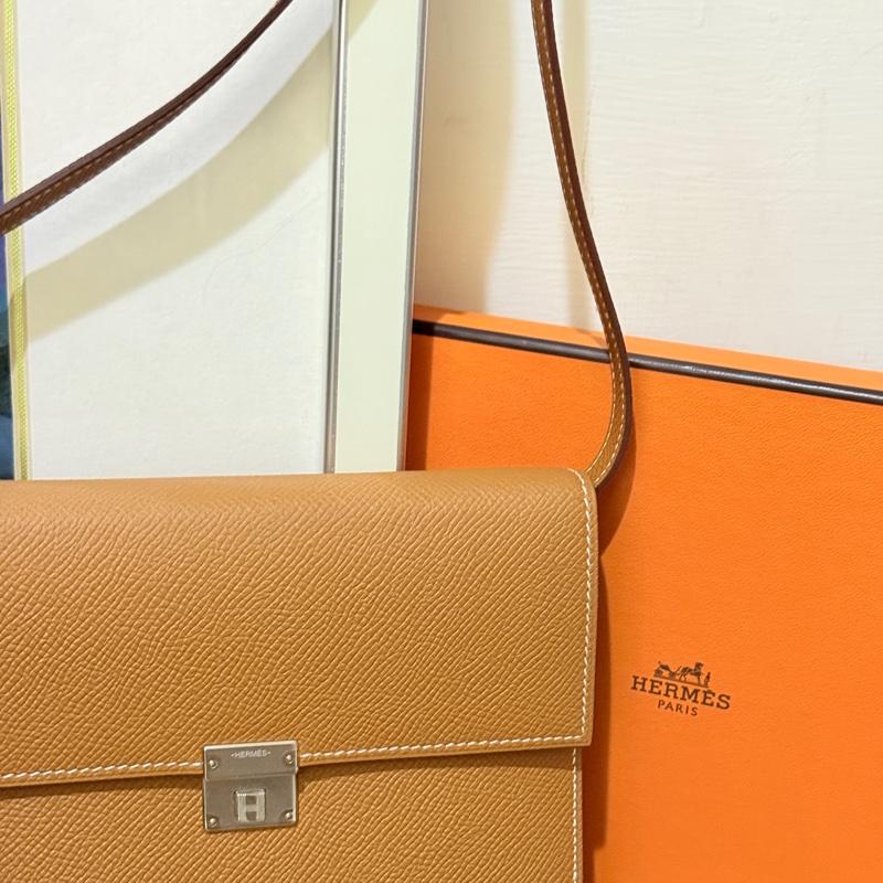 未使用99新✨好用有高質感的HERMES 愛馬仕最美金棕色 斜背包 woc 最耐用的Epsom牛皮 Clic 16 顯年輕銀扣-60