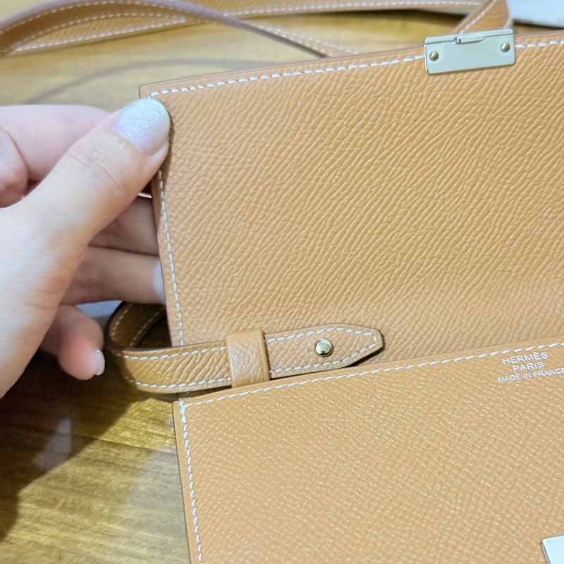 未使用99新✨好用有高質感的HERMES 愛馬仕最美金棕色 斜背包 woc 最耐用的Epsom牛皮 Clic 16 顯年輕銀扣-68