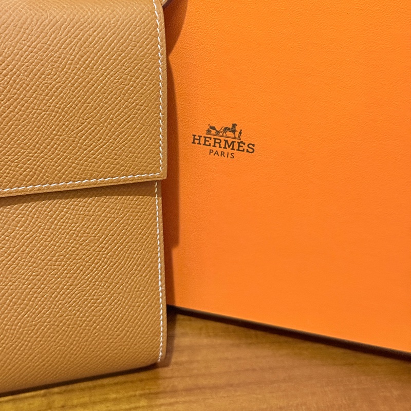 未使用99新✨好用有高質感的HERMES 愛馬仕最美金棕色 斜背包 woc 最耐用的Epsom牛皮 Clic 16 顯年輕銀扣-78