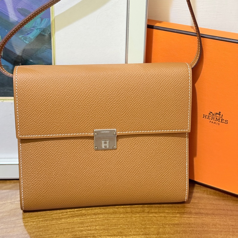 未使用99新✨好用有高質感的HERMES 愛馬仕最美金棕色 斜背包 woc 最耐用的Epsom牛皮 Clic 16 顯年輕銀扣-80