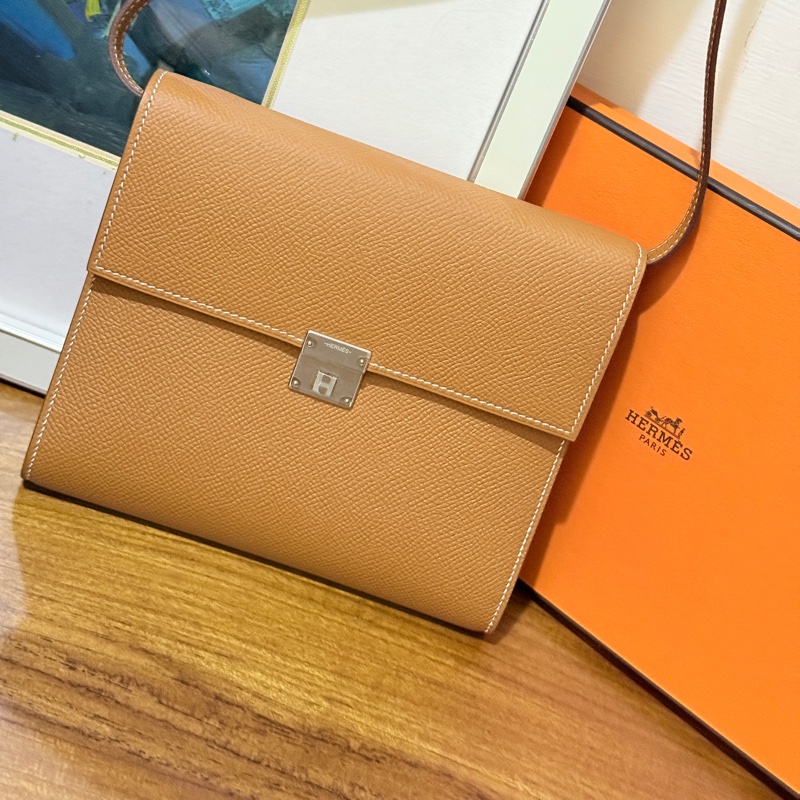 未使用99新✨好用有高質感的HERMES 愛馬仕最美金棕色 斜背包 woc 最耐用的Epsom牛皮 Clic 16 顯年輕銀扣-81