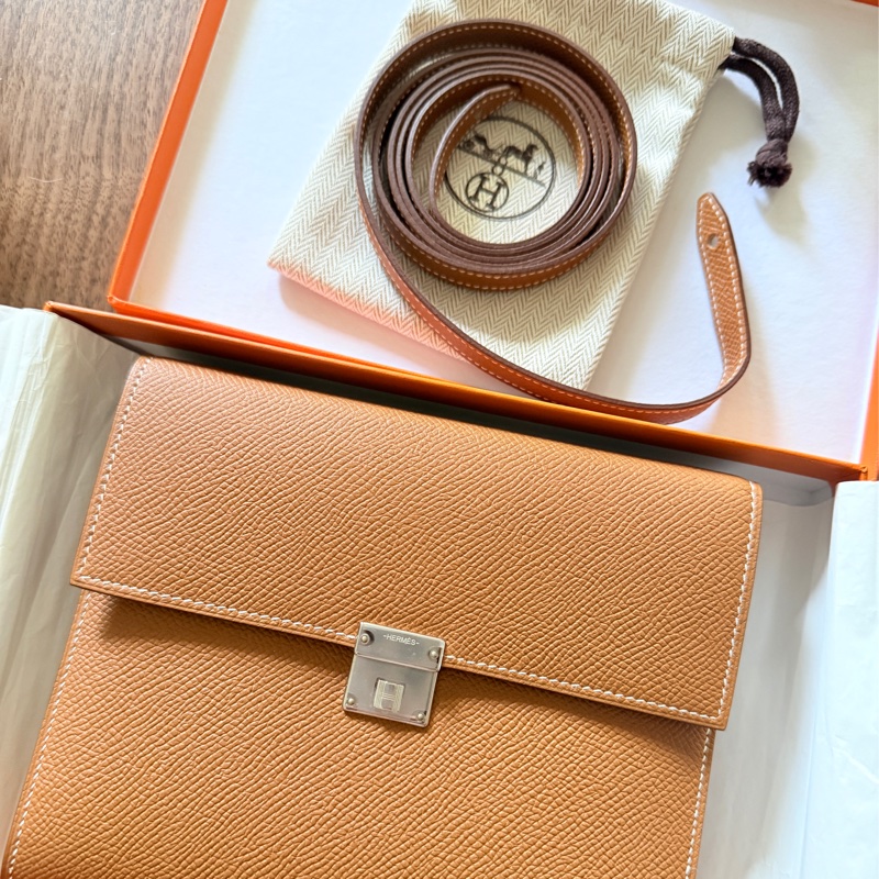 未使用99新✨好用有高質感的HERMES 愛馬仕最美金棕色 斜背包 woc 最耐用的Epsom牛皮 Clic 16 顯年輕銀扣-6
