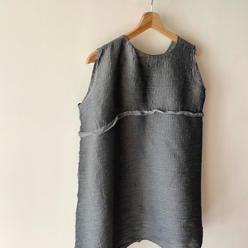 ▪️富貴選物FUGUEI▪️ME 三宅一生 灰色 縐織壓褶彈跳 長版上衣-1