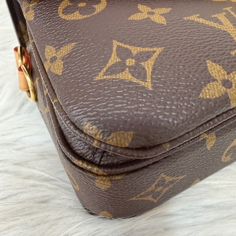 LV METIS East West M46279 老花 金鍊 郵差包 腋下包-6