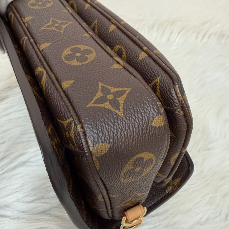 LV METIS East West M46279 老花 金鍊 郵差包 腋下包-10