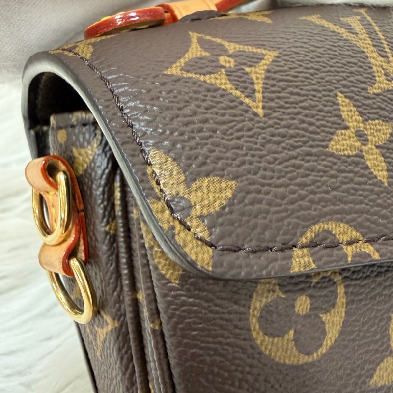 LV METIS East West M46279 老花 金鍊 郵差包 腋下包-15