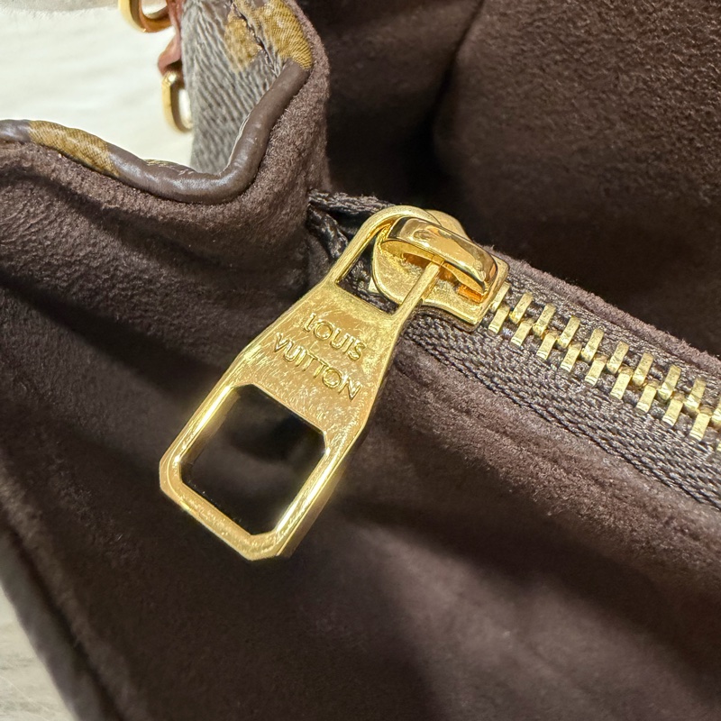 LV METIS East West M46279 老花 金鍊 郵差包 腋下包-35