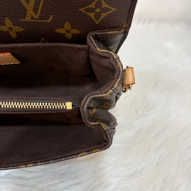 LV METIS East West M46279 老花 金鍊 郵差包 腋下包-36