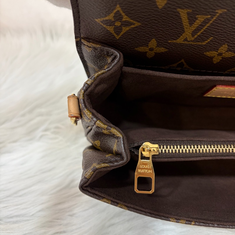 LV METIS East West M46279 老花 金鍊 郵差包 腋下包-37