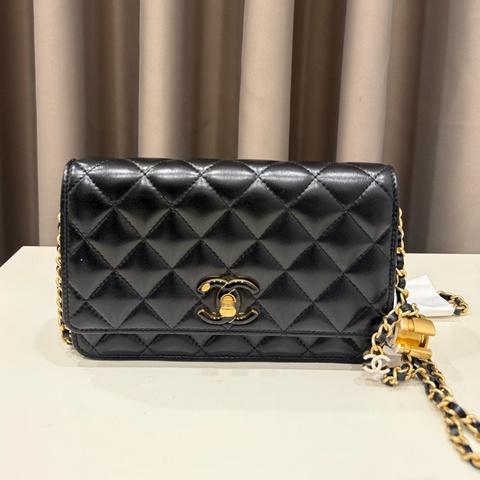 （全新甜價）Chanel香奈兒 羊皮琺瑯調節扣WOC斜背包