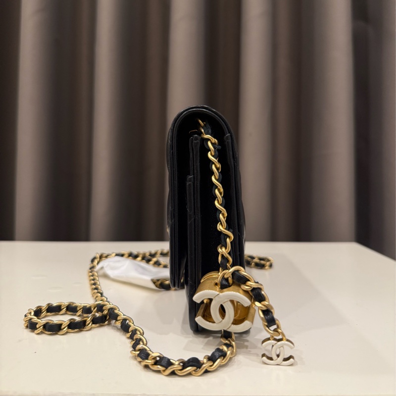 (全新甜價)Chanel香奈兒 羊皮琺瑯調節扣WOC斜背包-2