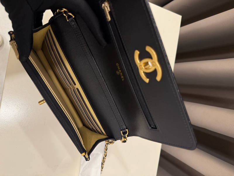 (全新甜價)Chanel香奈兒 羊皮琺瑯調節扣WOC斜背包-6