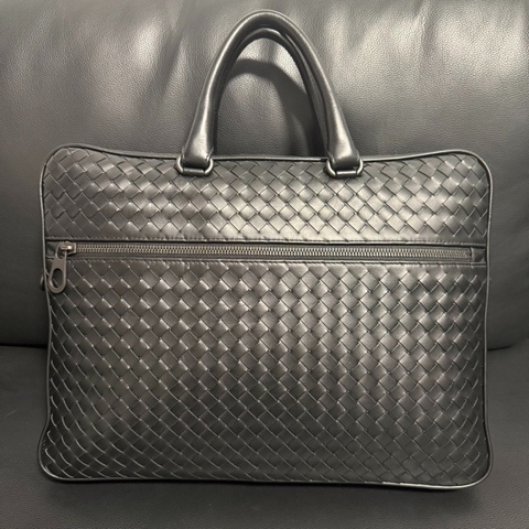 BV 葆蝶家男士公文包，黑色，內里隔層布底部有一個小洞