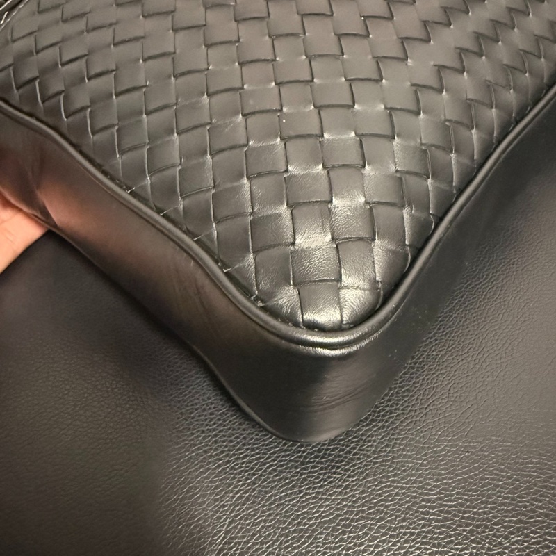 BV 葆蝶家男士公文包，黑色，內里隔層布底部有一個小洞-1