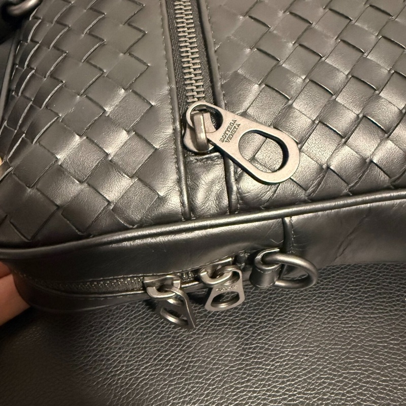 BV 葆蝶家男士公文包，黑色，內里隔層布底部有一個小洞-2