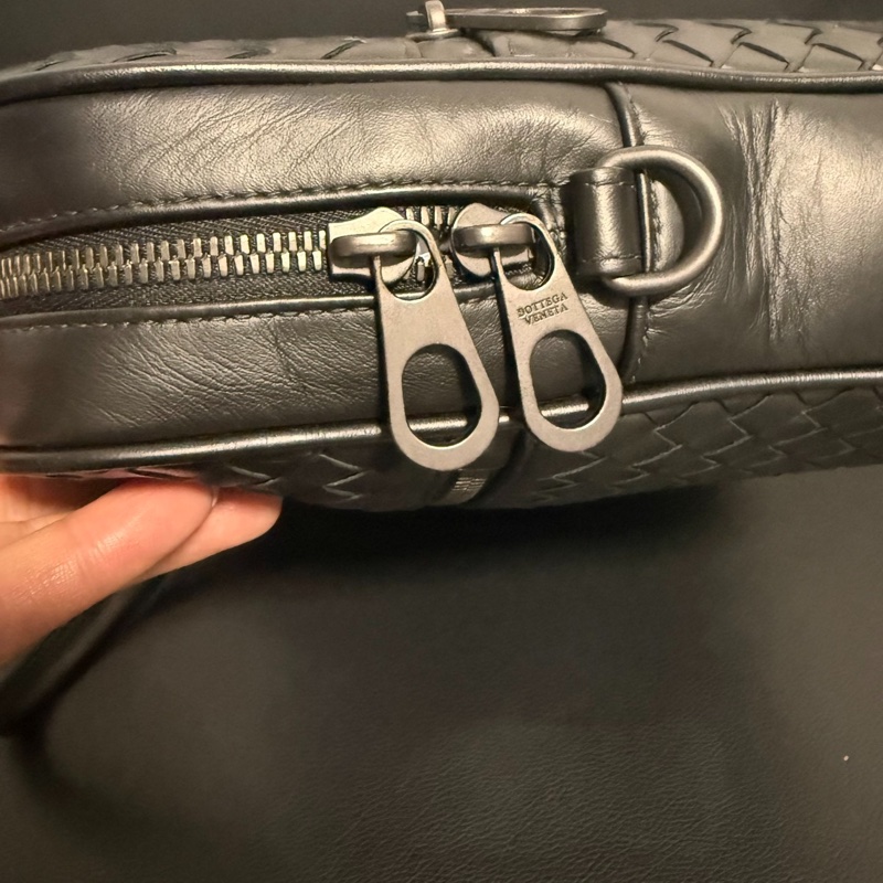 BV 葆蝶家男士公文包，黑色，內里隔層布底部有一個小洞-3