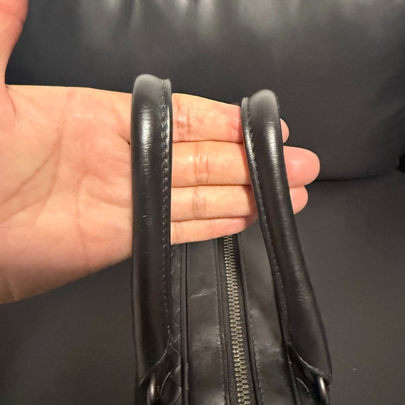 BV 葆蝶家男士公文包，黑色，內里隔層布底部有一個小洞-4