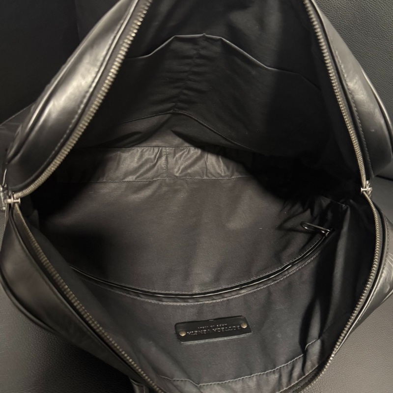 BV 葆蝶家男士公文包，黑色，內里隔層布底部有一個小洞-5