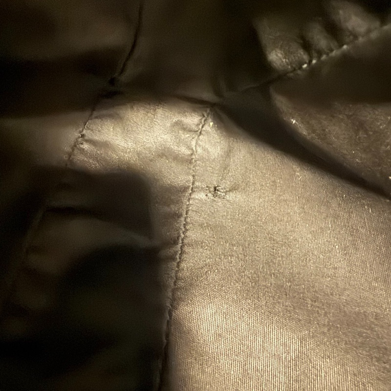 BV 葆蝶家男士公文包，黑色，內里隔層布底部有一個小洞-6