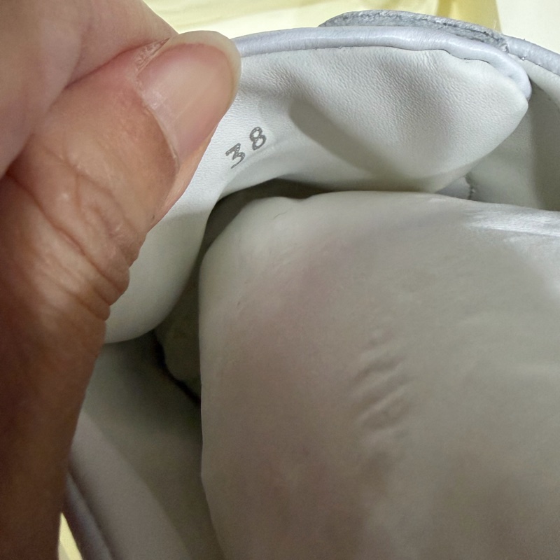 Fendi 經典小白鞋/青少年款魔鬼氈運動鞋(EU38/24.5cm)-9