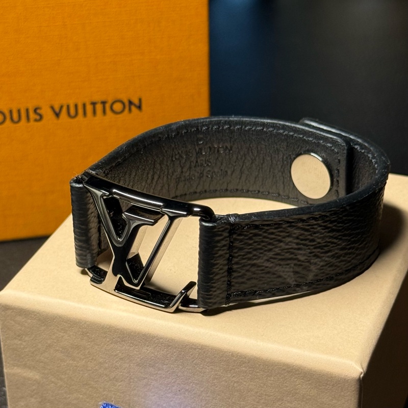 Louis Vuitton 黑原花大Logo手環-7