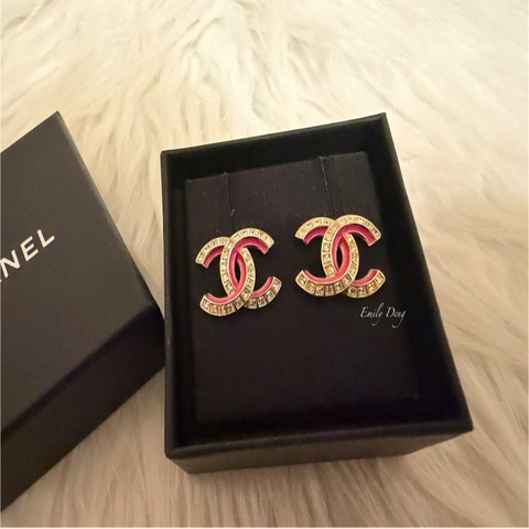 Chanel 經典雙C粉色琺瑯水鑽耳環
