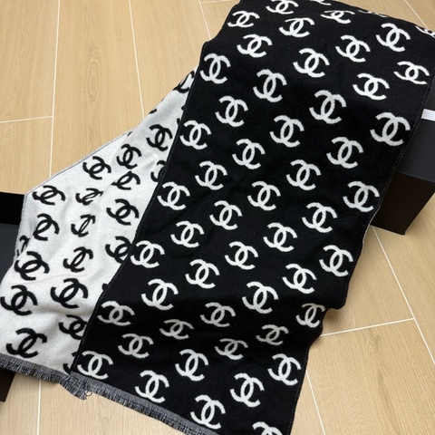 Chanel 香奈兒最熱 CC Logo 黑白雙面頸巾