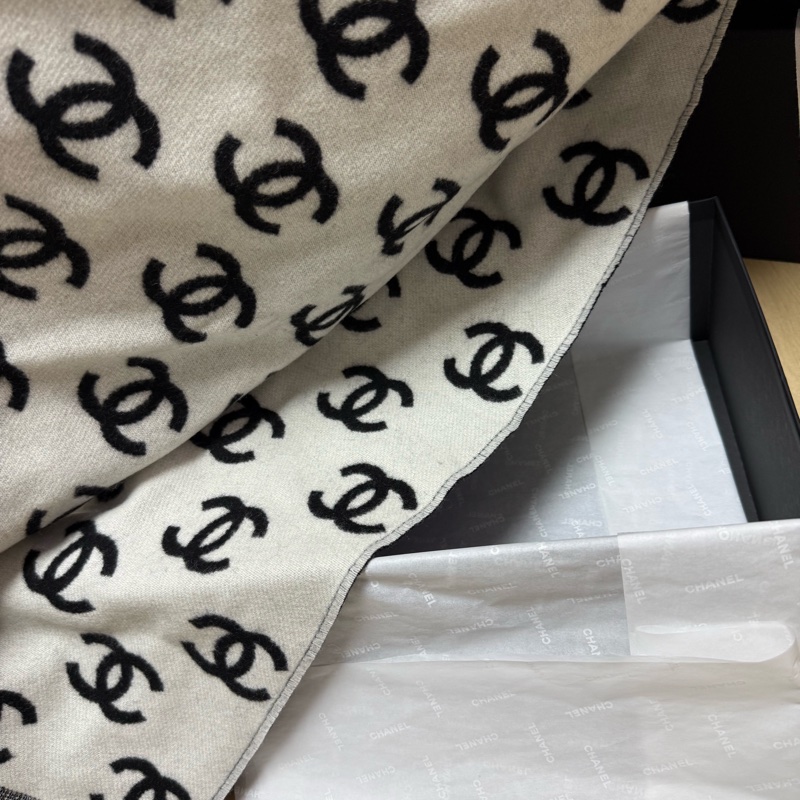 Chanel 香奈兒最熱 CC Logo 黑白雙面頸巾-1