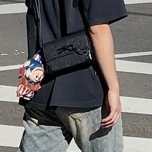 全網最低價❤️‍🔥男女通殺😍Lv路易威登黑色全皮壓紋老花磨砂插銷盒子包單肩斜挎包-4