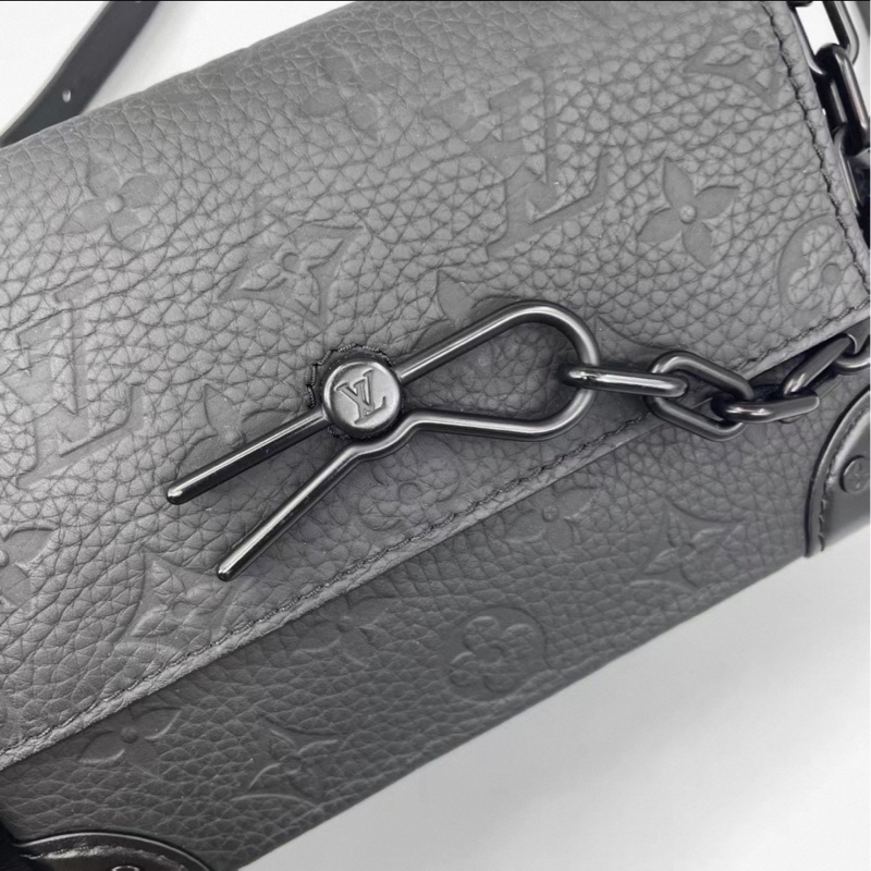 全網最低價❤️‍🔥男女通殺😍Lv路易威登黑色全皮壓紋老花磨砂插銷盒子包單肩斜挎包-14