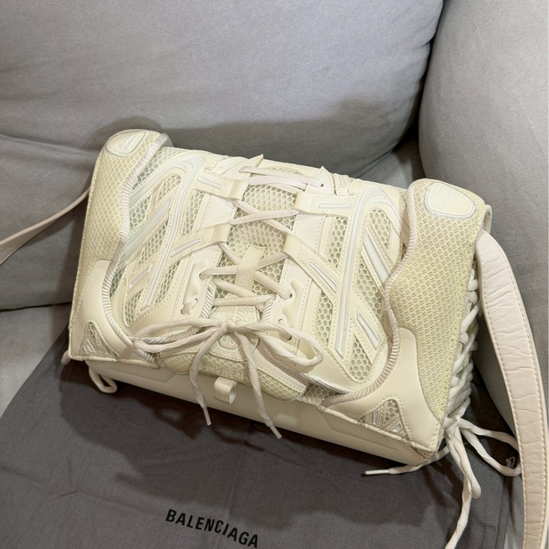 清倉大特價🈶台灣購證✨Balenciaga巴黎世家白色夜光球鞋綁帶拼皮機車包斜挎單肩包-3