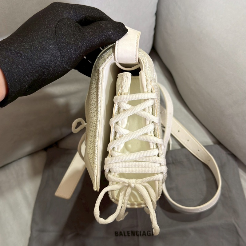 清倉大特價🈶台灣購證✨Balenciaga巴黎世家白色夜光球鞋綁帶拼皮機車包斜挎單肩包-5