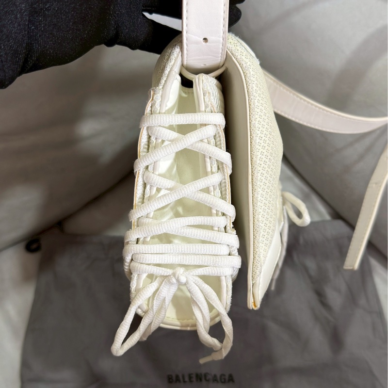 清倉大特價🈶台灣購證✨Balenciaga巴黎世家白色夜光球鞋綁帶拼皮機車包斜挎單肩包-6