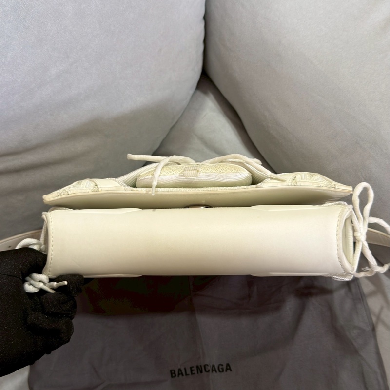 清倉大特價🈶台灣購證✨Balenciaga巴黎世家白色夜光球鞋綁帶拼皮機車包斜挎單肩包-7